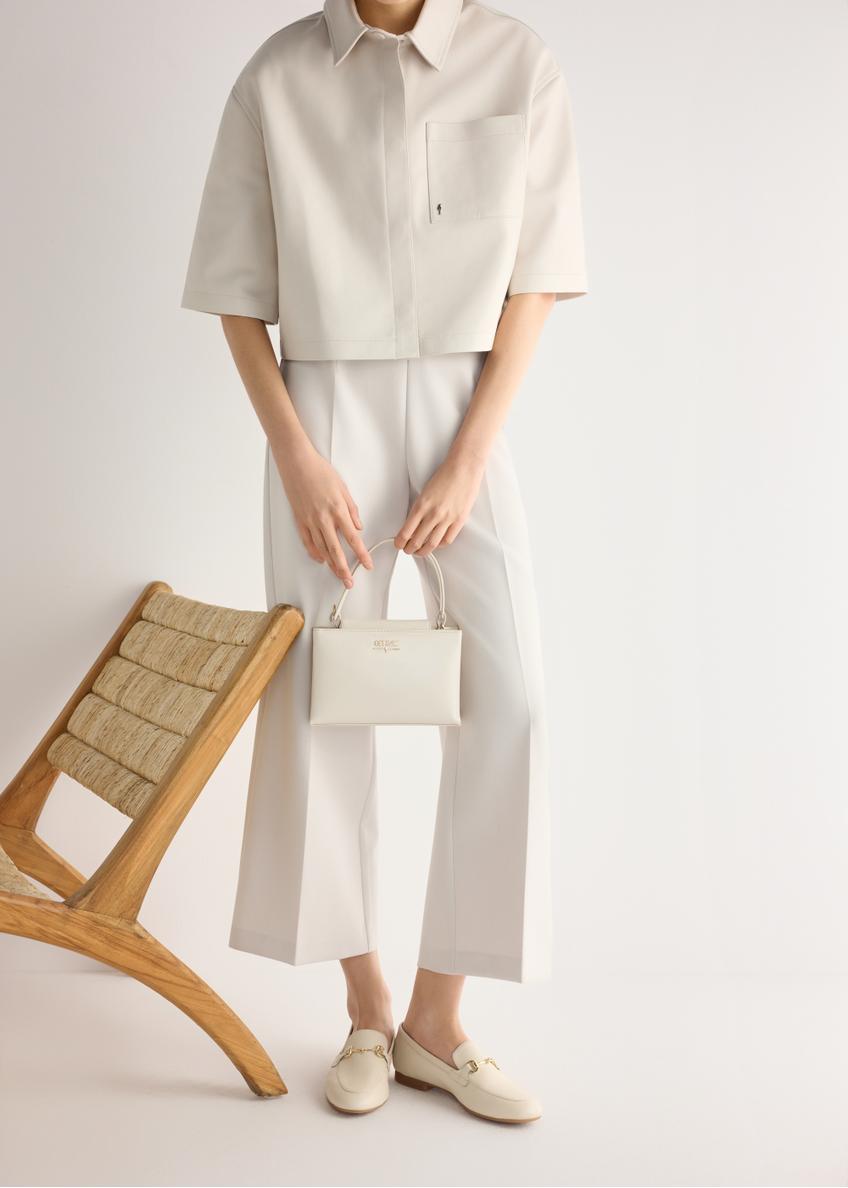 Dámske krémové kožené mokasíny s prackou BUTYD-0916A-0B(W26), bočný pohľad na produkt na modelke, viditeľná polovica siluety.