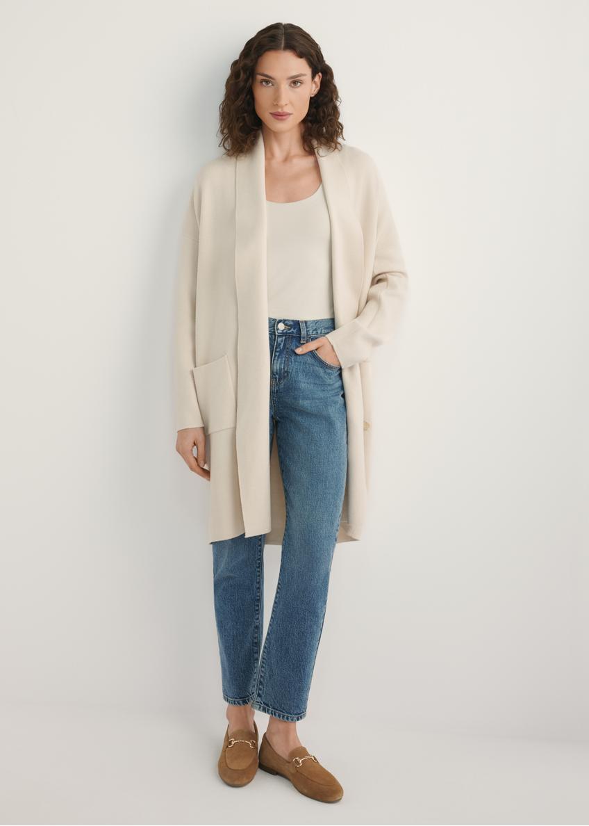 Dámsky béžový kardigan KARDT-0041-1A(W26), pohľad spredu na modelku. Viditeľná polovica siluety.