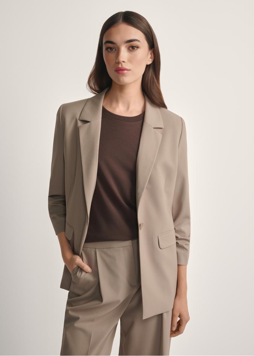 Dámska tmavobéžová bunda ZAKDT-0043-1K(W26), pohľad na produkt spredu na modelke, viditeľná polovica siluety.