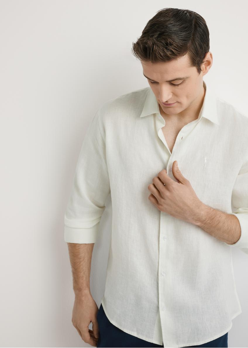 Pánska ľanová košeľa krémovej farby KOSMT-0321A-0B(W26) - pohľad spredu na výrobok, na svetlom pozadí. Viditeľná polovica siluety.