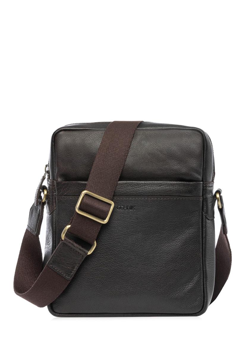 Pánska tmavohnedá kožená taška TORMS-0502-1I(W26) - pohľad spredu na produkt, na bielom pozadí.