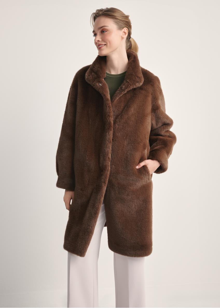 Elegantný hnedý dámsky kožuch FUTDP-0050-89(Z25), pohľad na produkt spredu na modelke, viditeľná polovica siluety.