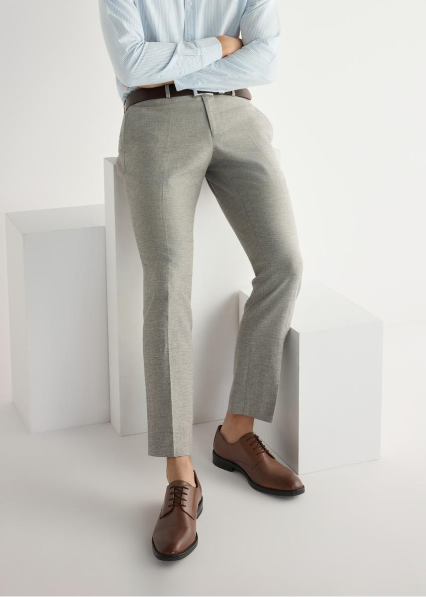 Pánske kožené polotopánky v koňakovej farbe BUTYM-0500-1F(W26), pohľad spredu na produkt na nohách modelky.