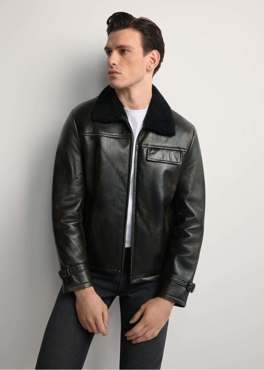Pánsky kožený kabát z ovčej kože KOZMS-0023-3188(Z25), pohľad spredu na výrobok na modeli. Viditeľná polovica siluety.