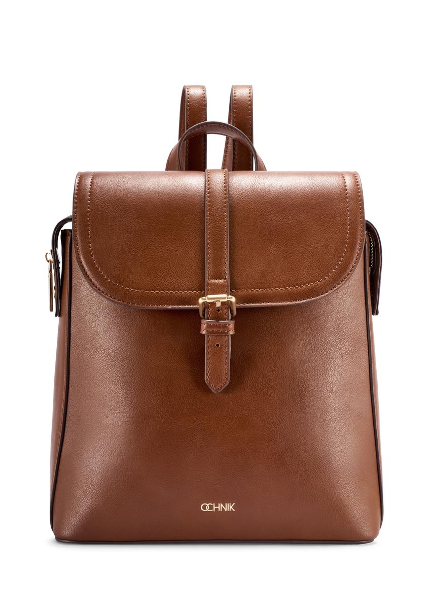 Dámsky koňakový batoh TOREC-1198-1F(W26), pohľad spredu na bielom pozadí.
