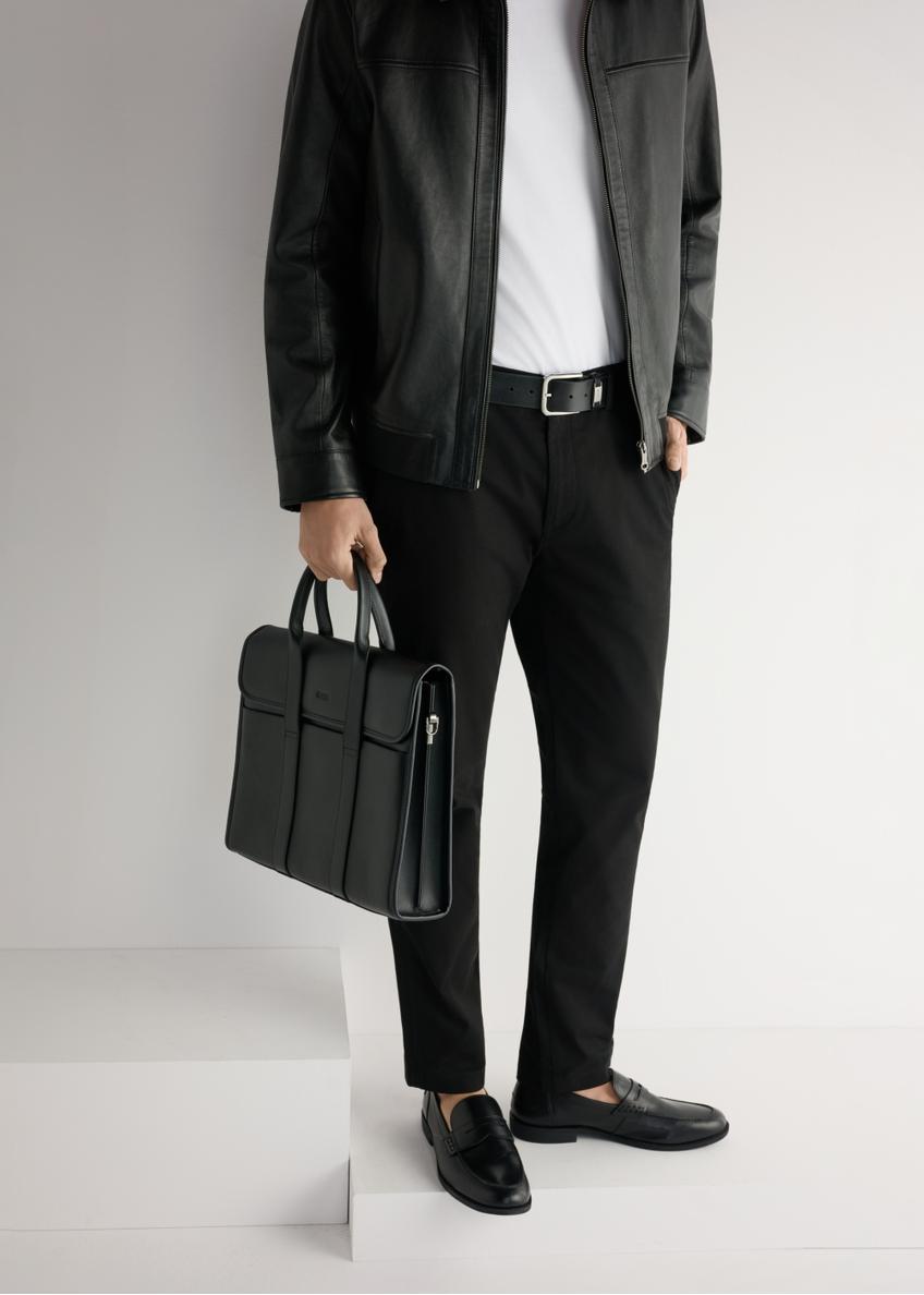 Pánske čierne kožené mokasíny BUTYM-0538-99(W26), pohľad spredu na produkt na modelke, viditeľná polovica siluety.