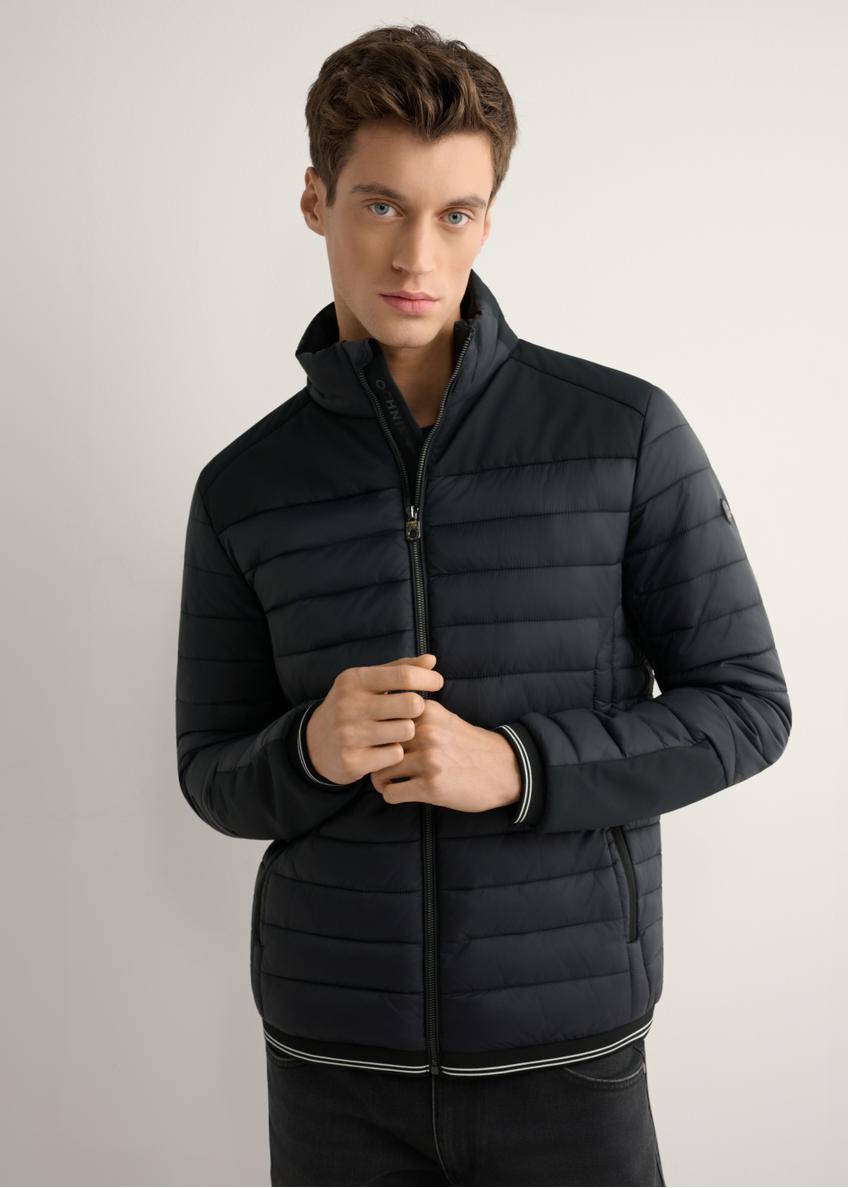 Pánska čierna prechodná bunda KURMT-0358A-99(W26) - pohľad spredu na produkt, na modeli, na svetlom pozadí. Viditeľná polovica siluety.