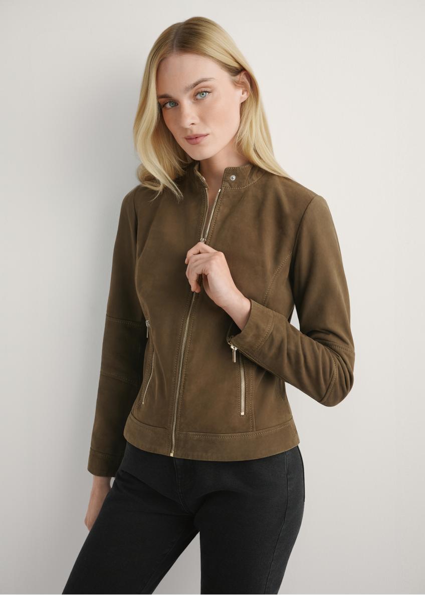 Dámska hnedá kožená bunda KURDS-0611-1H(W26), pohľad spredu na produkt na modelke. Viditeľná polovica siluety.