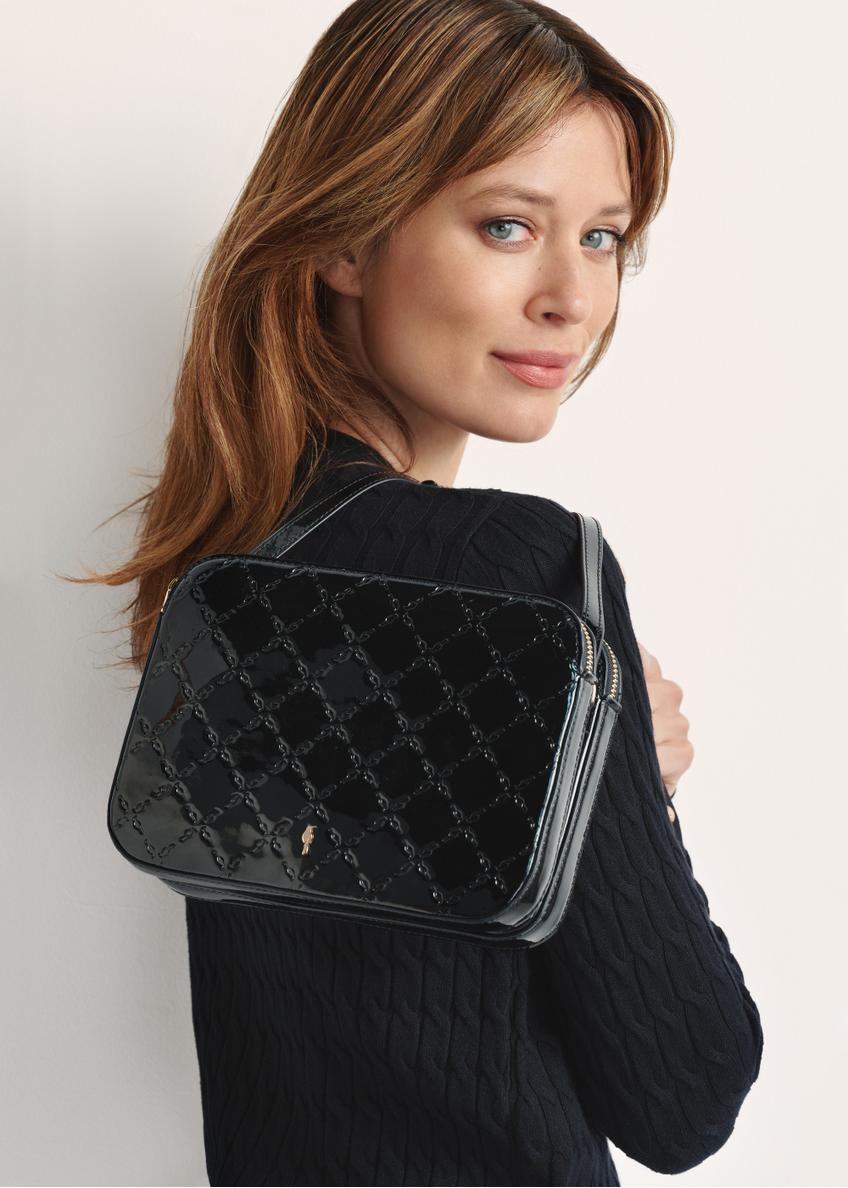 Čierna lakovaná dámska crossbody kabelka TOREC-0205F-97(Z25)