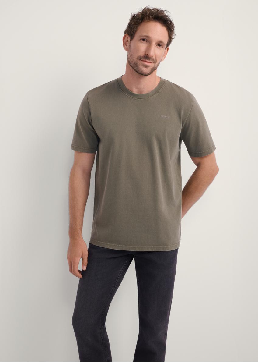Pánske khaki tričko TSHMT-0134-55(Z25), pohľad spredu na produkt na modelke, viditeľná polovica siluety.