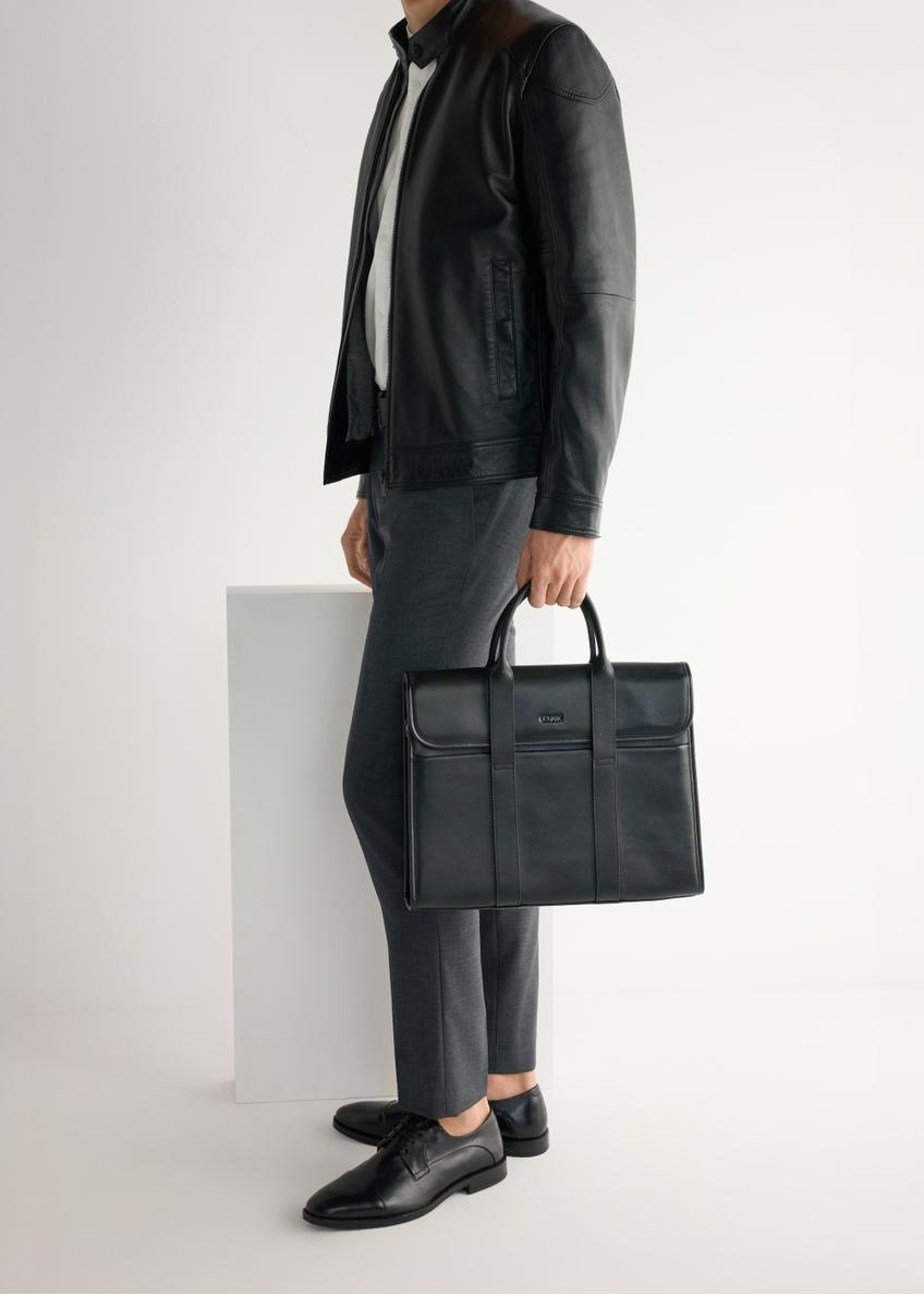 Pánske čierne kožené topánky BUTYM-0483-99(W26), bočný pohľad na produkt na nohách modelu.