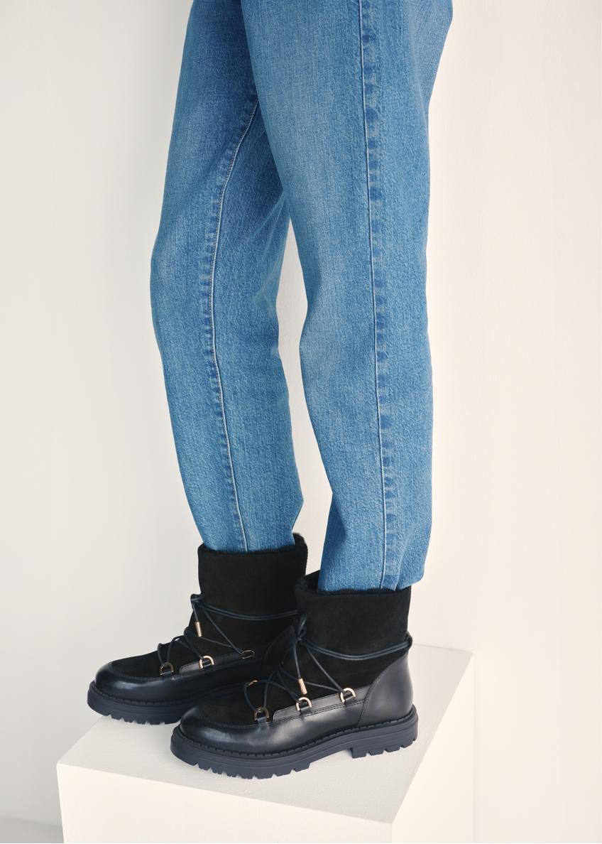 Dámske čierne semišové snehule BUTYD-1201-99(Z25) - bočný pohľad na produkt na modelke na bielom pozadí. Viditeľná polovica siluety.