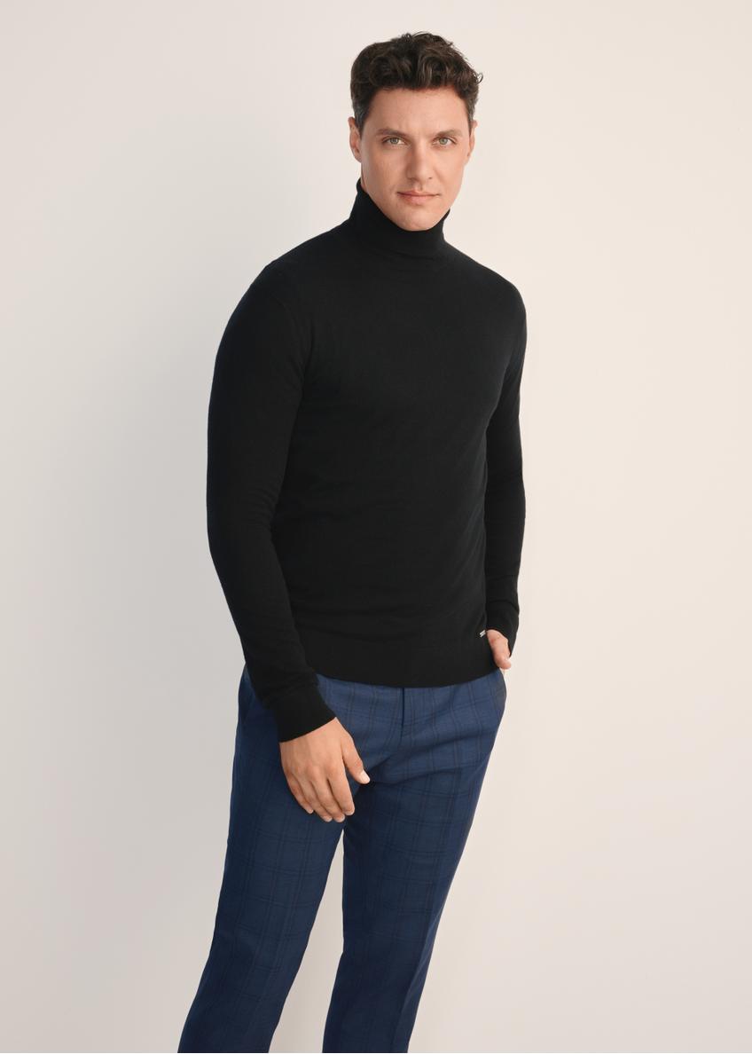 Čierny pánsky rolák SWEMT-0185-99(Z25), pohľad spredu na produkt na modelke. Viditeľná polovica siluety.