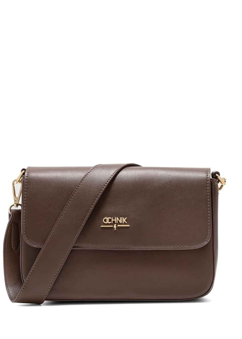 Dámska čokoládová taška cez rameno TOREC-0930B-89(Z25), pohľad spredu na bielom pozadí.