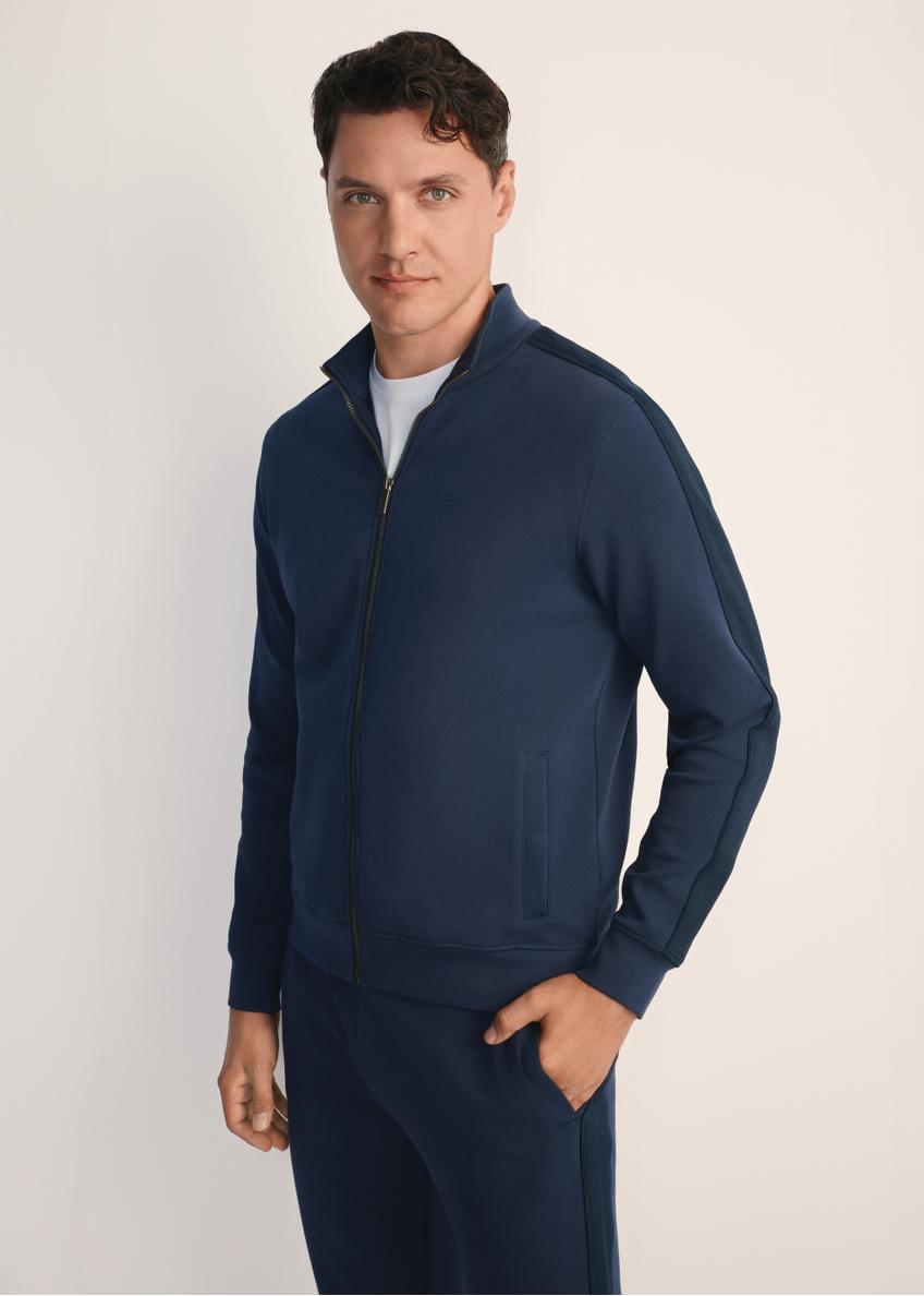 Pánska tmavomodrá mikina BLZMT-0075-68(Z25), pohľad spredu na produkt na modelke. Viditeľná polovica siluety.