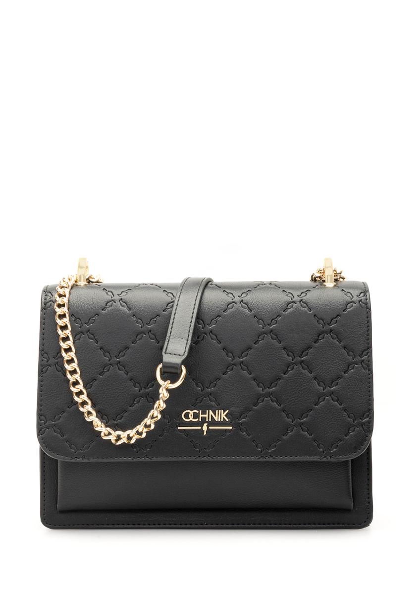 Čierna dámska kabelka s monogramom TOREC-1155-99(W26), pohľad spredu na bielom pozadí.