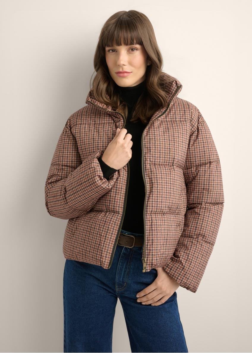 Dámska krátka béžovo-hnedá bunda KURDT-0670-1P(Z26), pohľad spredu na produkt na modelke. Viditeľná polovica siluety.