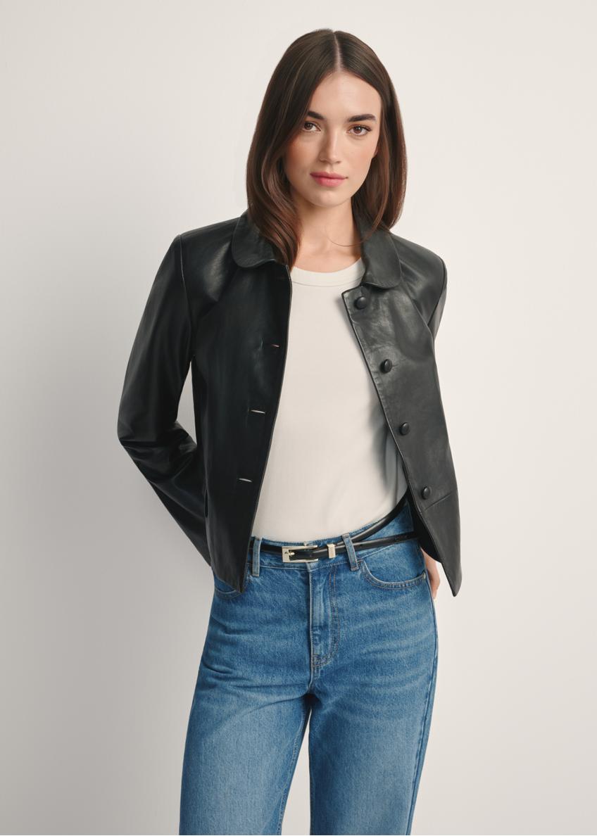 Čierna krátka dámska kožená bunda KURDS-0598-99(W26), pohľad na produkt spredu na modelke, viditeľná polovica siluety.