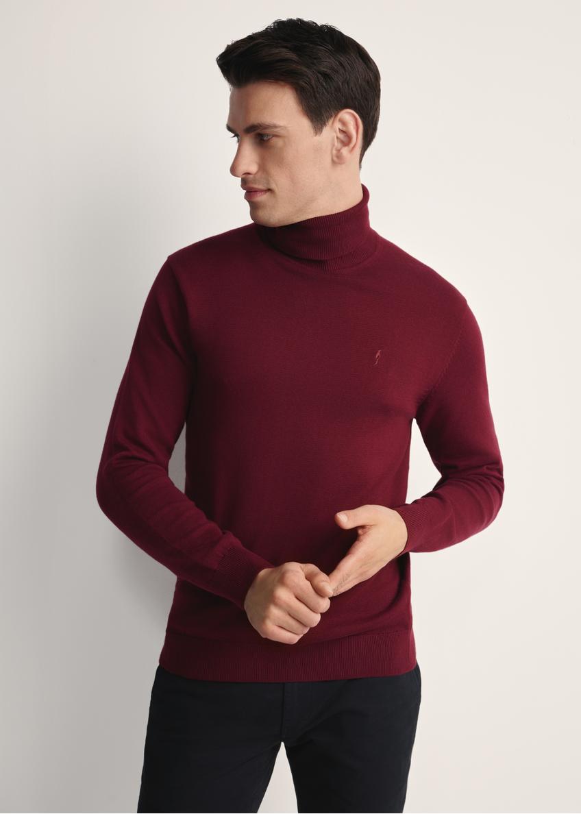 Pánsky rolák v bordovej farbe SWEMT-0095B-49(Z25), pohľad spredu na modelku. Viditeľná polovica siluety.