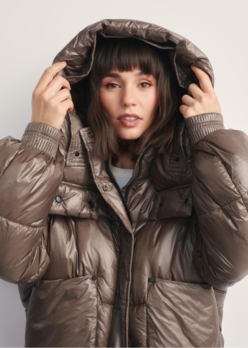 Dámska krátka hnedá bunda KURDT-0608-82(Z25), pohľad na produkt s kapucňou na modeli na svetlom pozadí.