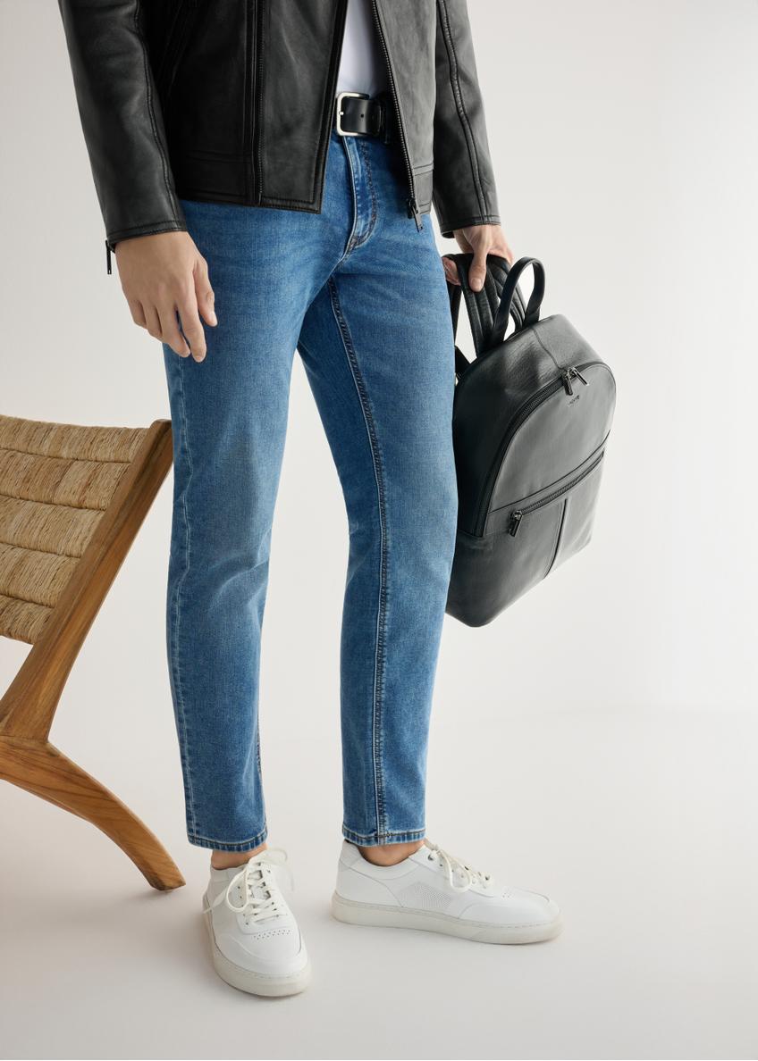 Pánske kožené tenisky v bielej farbe BUTYM-0484-0B(W26), bočný pohľad na produkt na modeli, viditeľná polovica siluety.