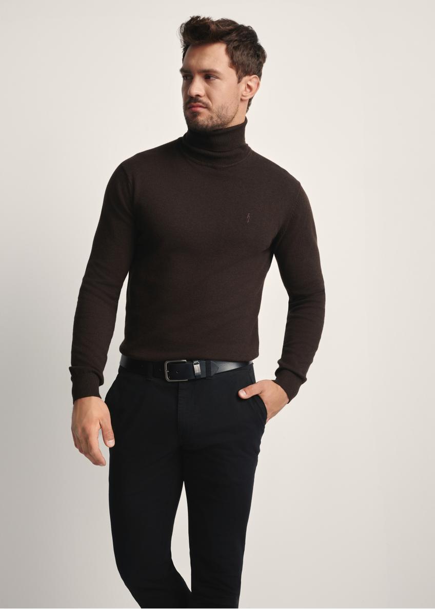 Pánsky rolák v čokoládovej farbe SWEMT-0095B-90(Z25), pohľad na produkt spredu na modelke, viditeľná polovica siluety.