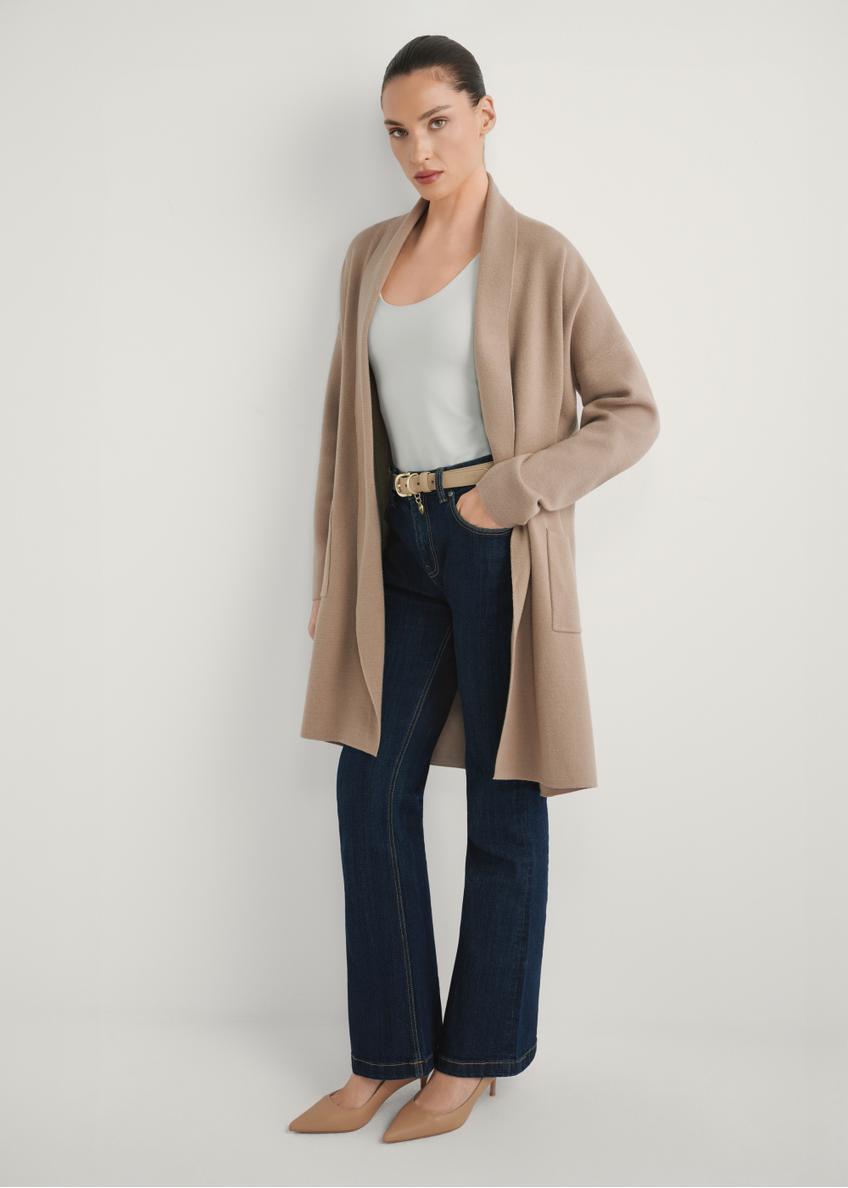 Dámsky kardigan v ťavej farbe KARDT-0041-1D(W26), pohľad spredu na produkt na modelke. Viditeľné celé telo.