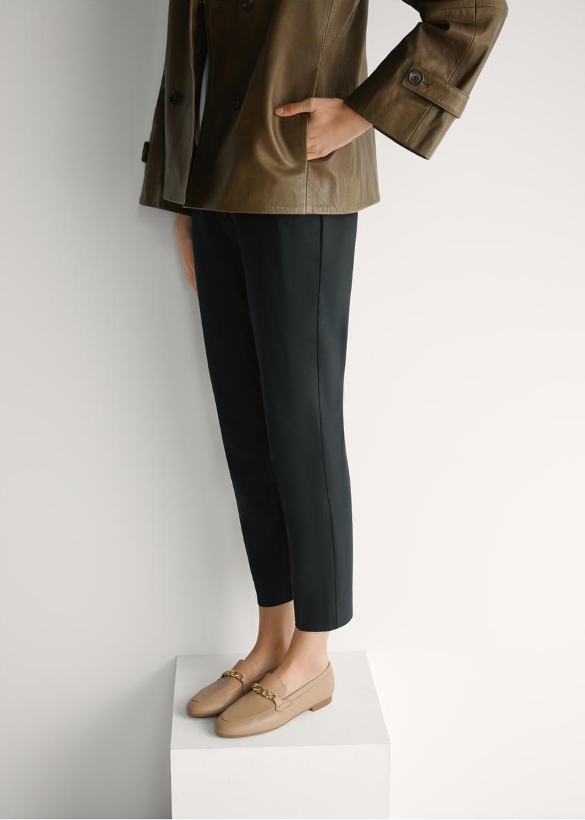 Dámske tmavobéžové kožené mokasíny s retiazkou BUTYD-0914A-1B(W26), diagonálny pohľad na produkt na nohách modelky.