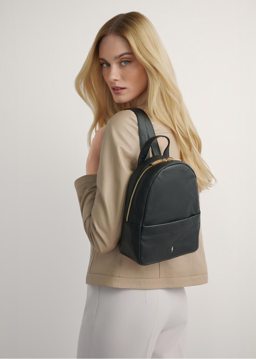 Dámsky kožený batoh čiernej farby strednej veľkosti TORES-1268-9I(W26)