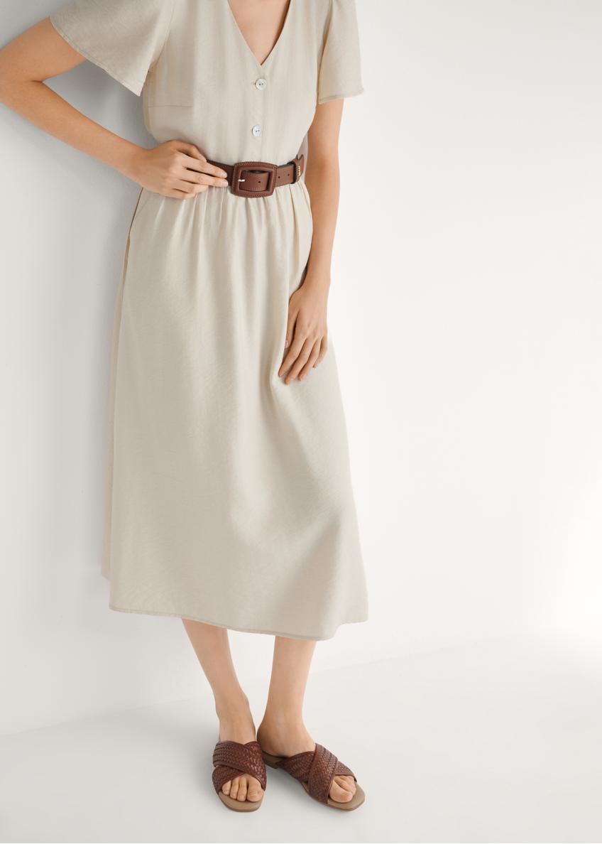 Dámske hnedé pletené žabky BUTYD-1254-1H(W26), pohľad spredu na produkt na nohách modelky.