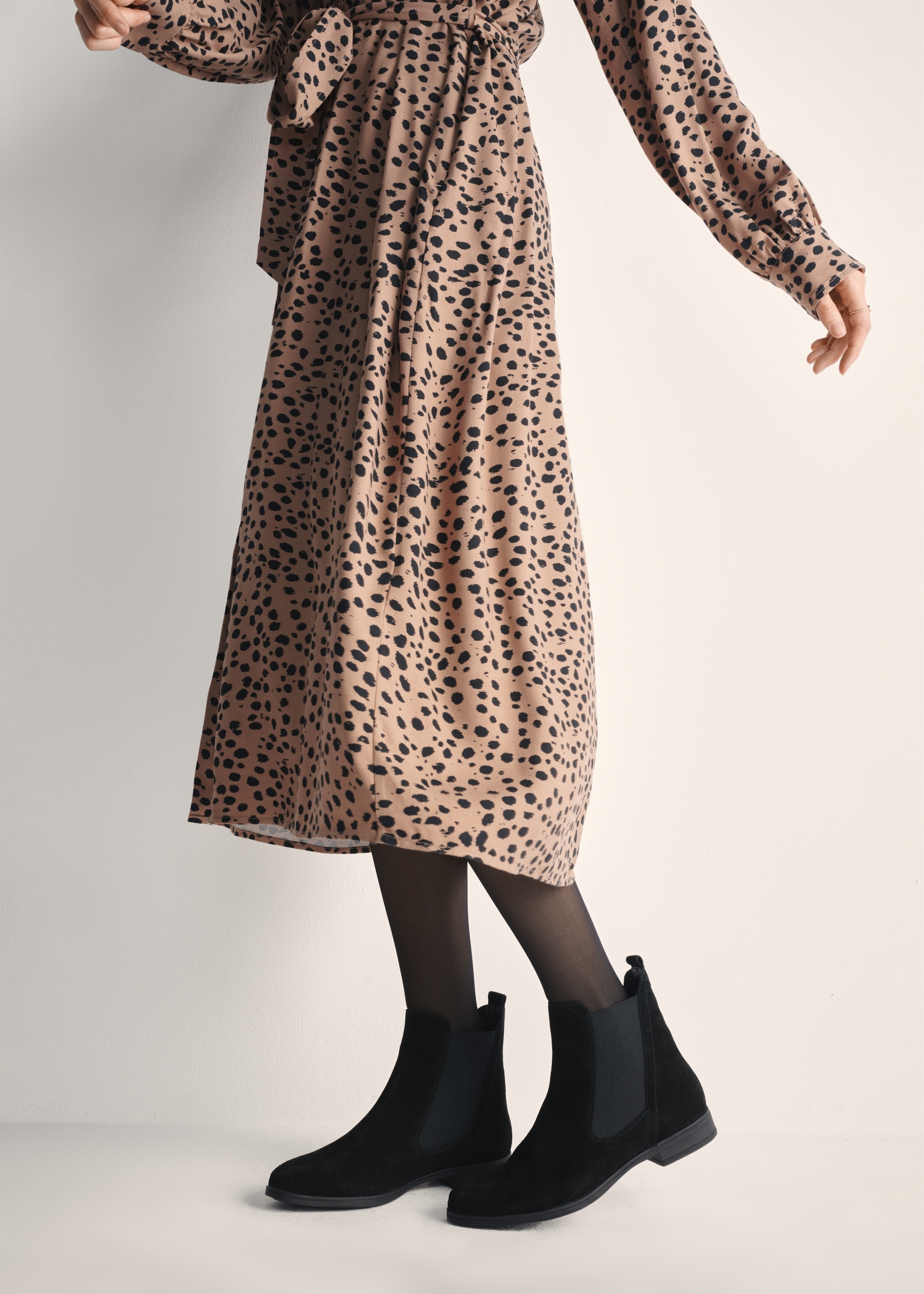 Dámske členkové topánky z čierneho semišu  BUTYD-1009-98(Z25)