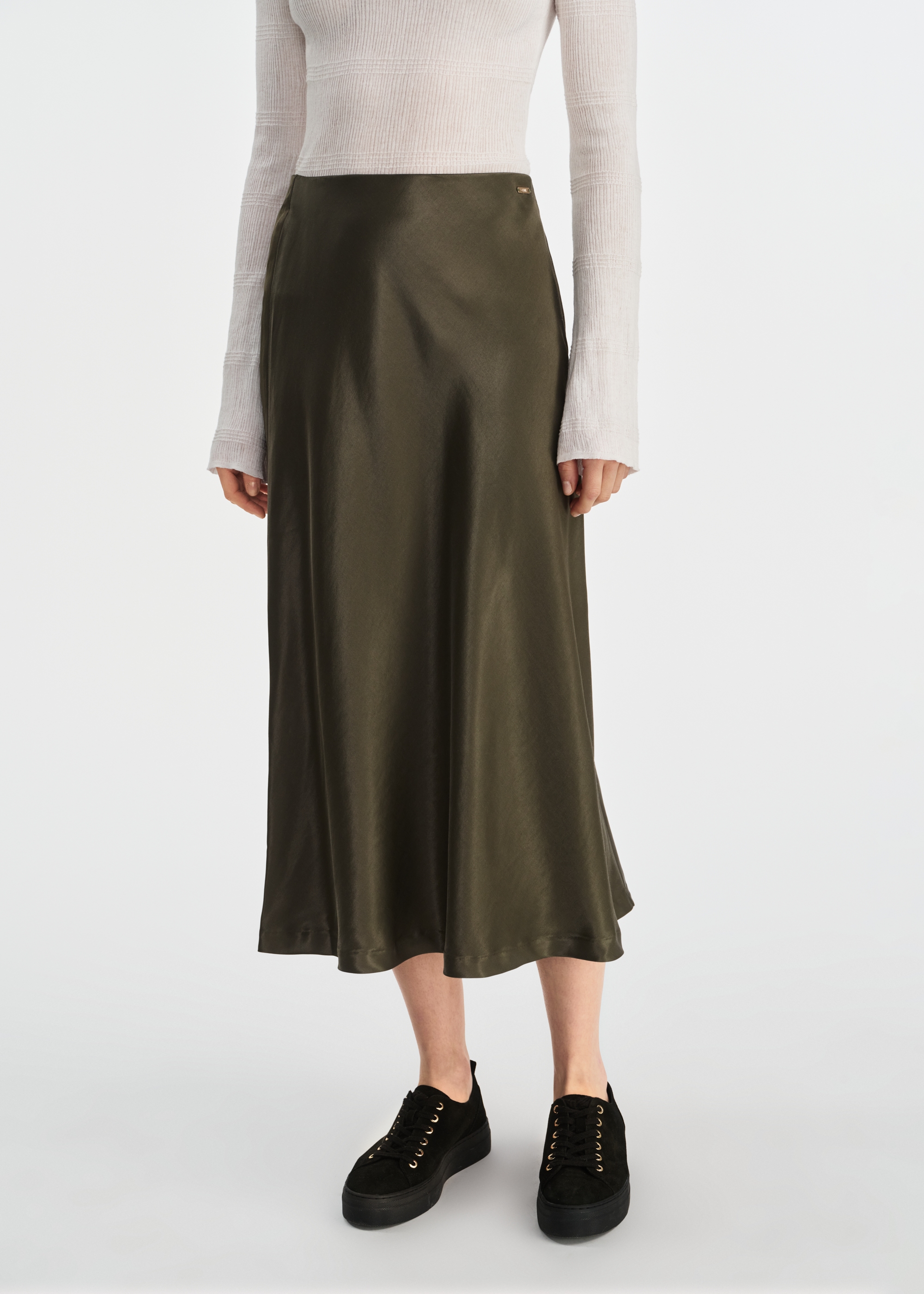 Satynowa spódnica midi w kolorze khaki SPCDT-0105-55 (W25)