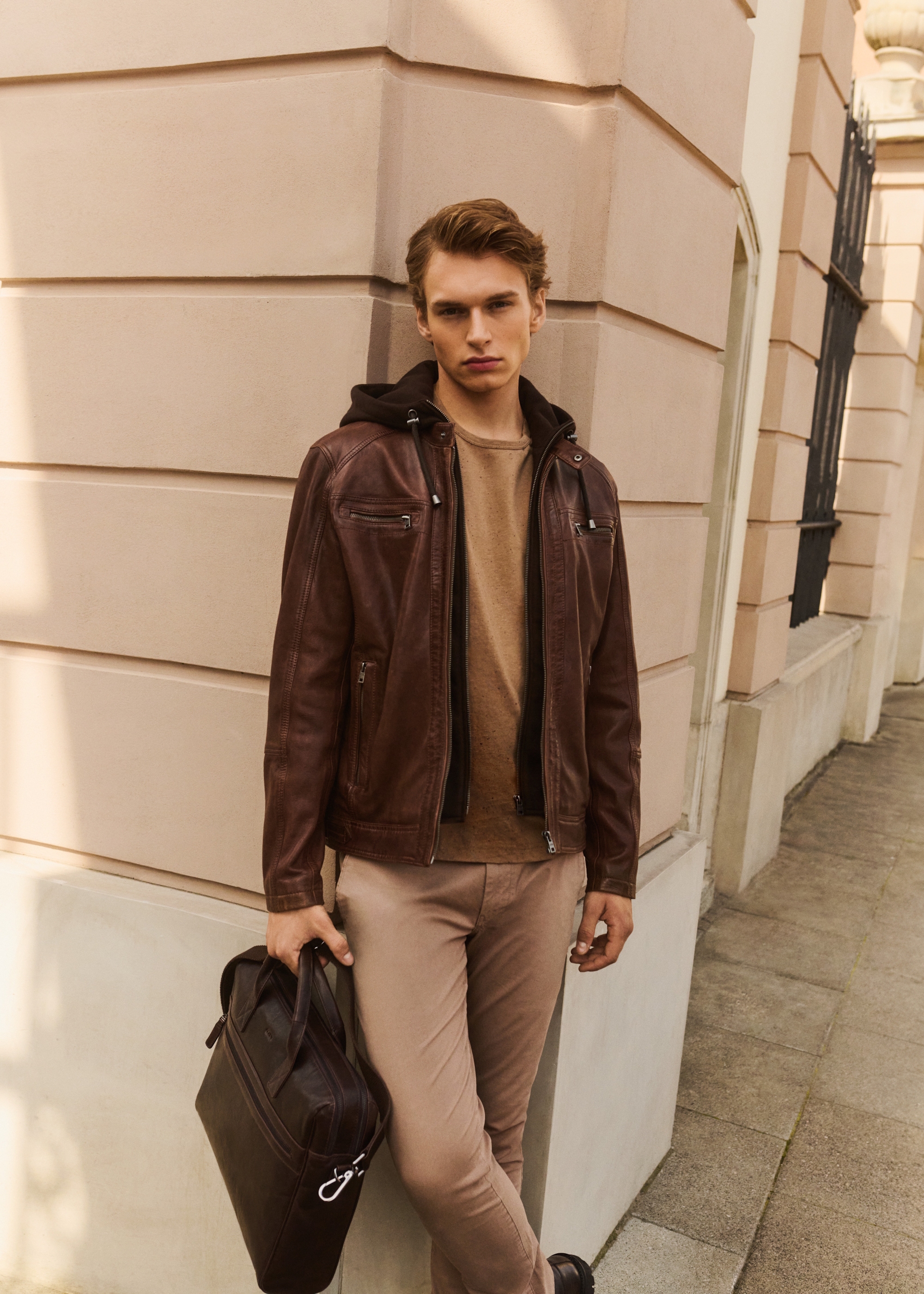 Hnedá pánska kožená bunda s kapucňou KURMS-0385-2875(Z25)