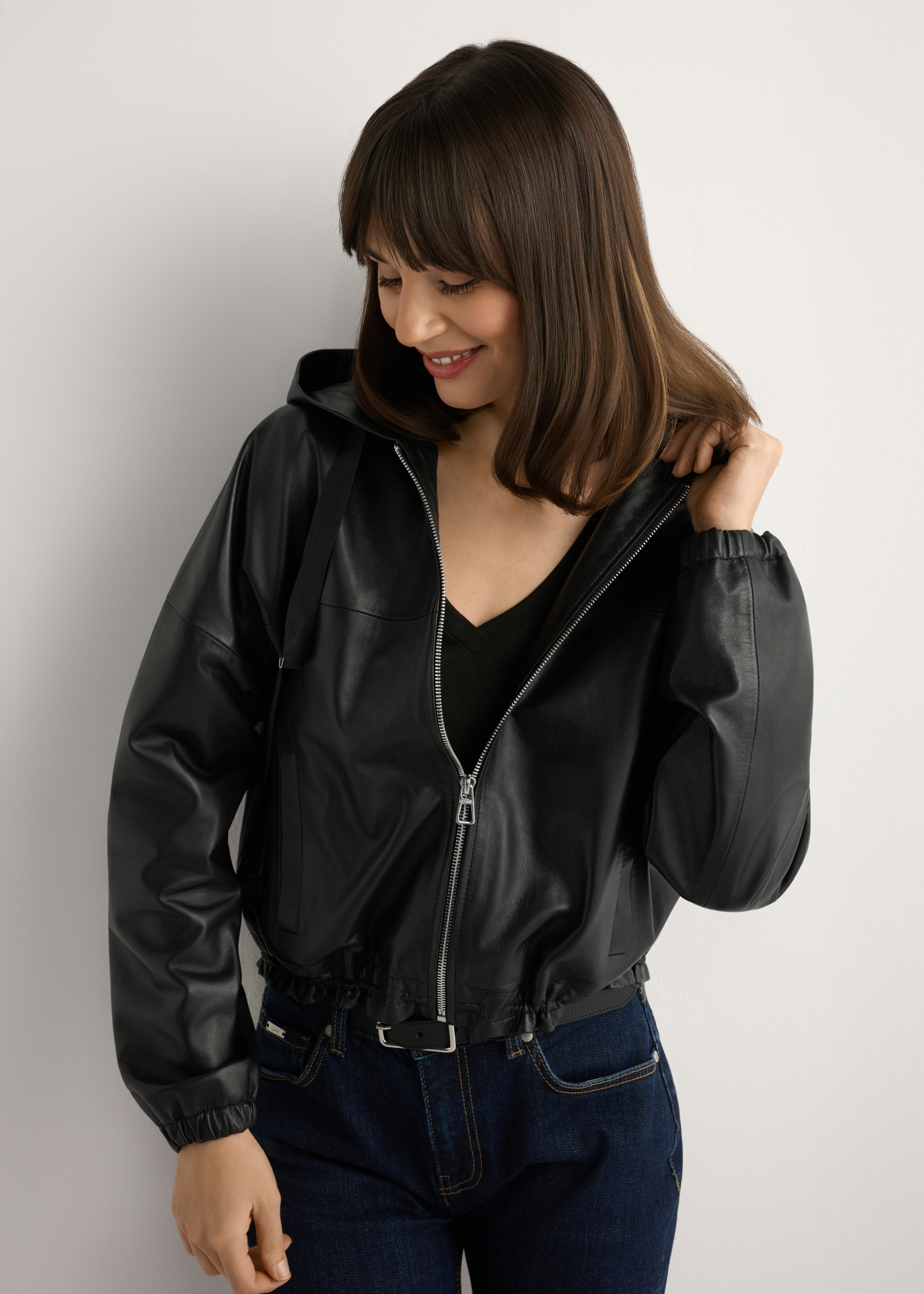 Čierna kožená dámska bunda s kapucňou KURDS-0412-99(W26)